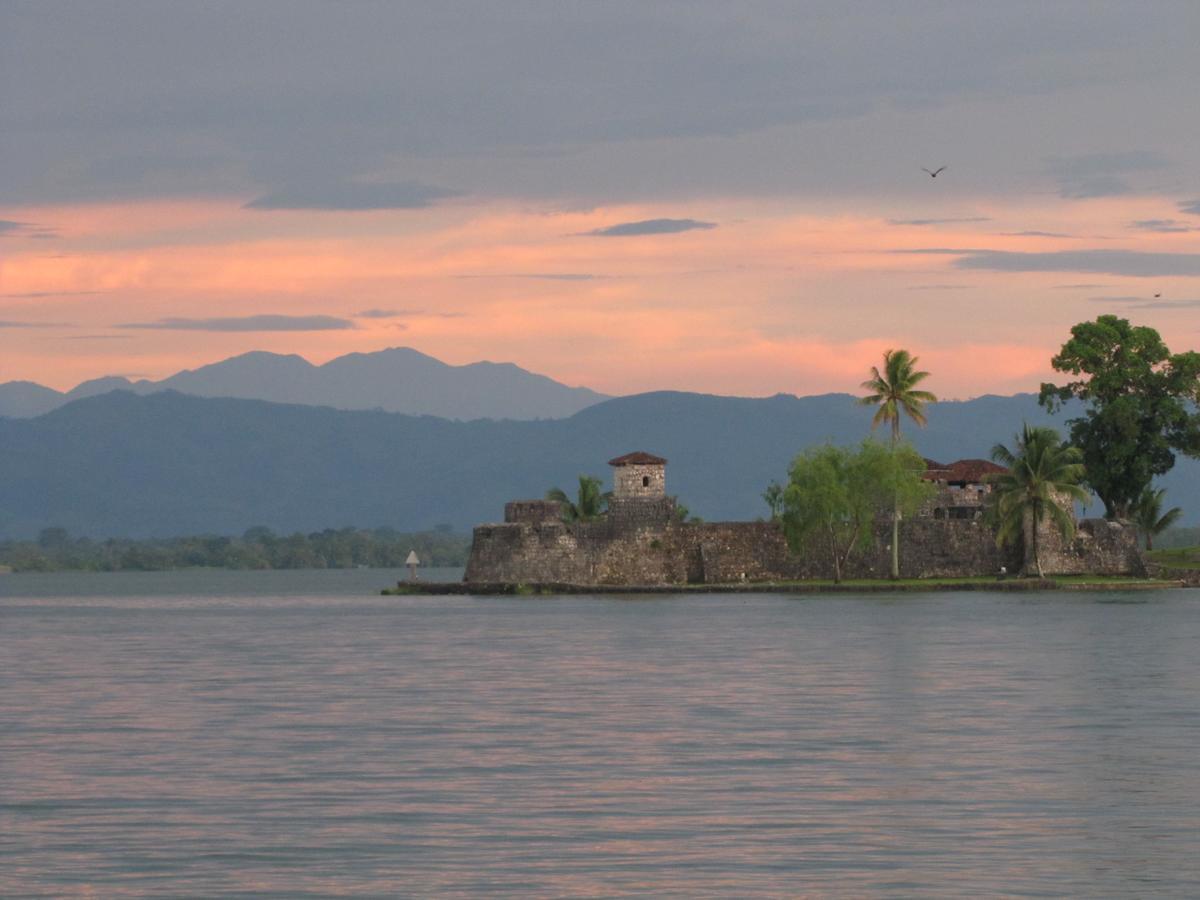 Hotel Kangaroo Y Restaurante Rio Dulce Town Zewnętrze zdjęcie