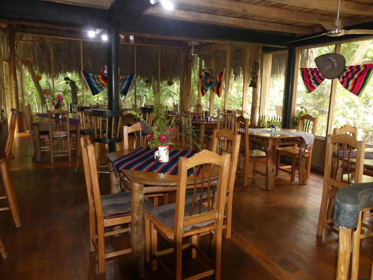 Hotel Kangaroo Y Restaurante Rio Dulce Town Zewnętrze zdjęcie